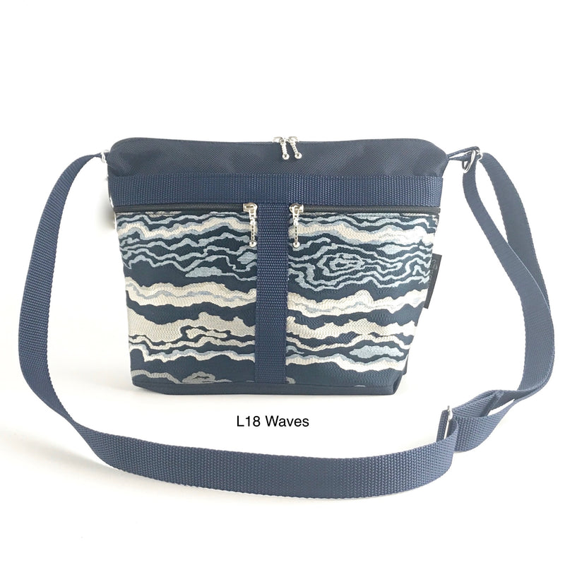 221L Navy snylon mall organizer purse with fabric accent pockets