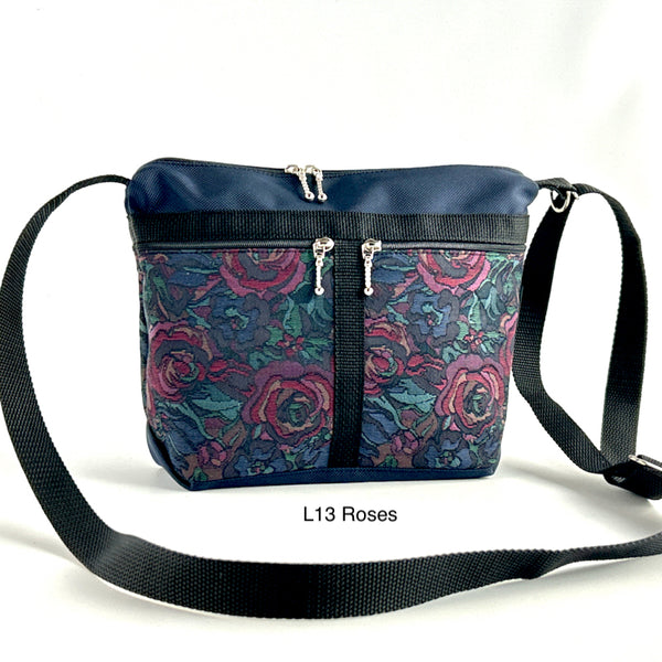 221L Navy snylon mall organizer purse with fabric accent pockets